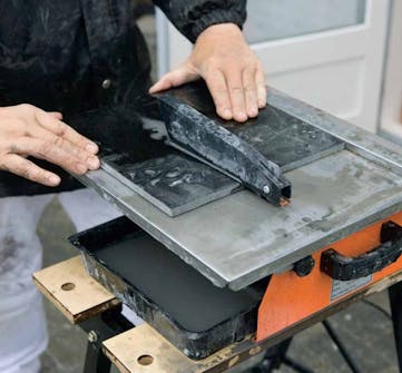 Montere peisinnsats: Bruk en våtskjærer til å skjære til alle flisene på mål Montere peisinnsats: Bruk en våtskjærer til å skjære til alle flisene på mål